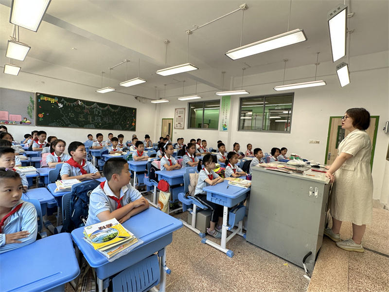 陈媛老师给学生提出下学期的要求.jpg