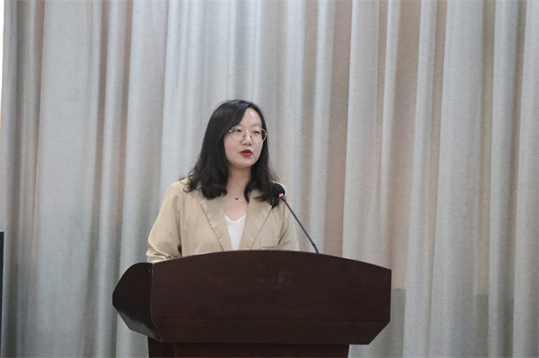 教科室孙婷主任主持会议.jpg
