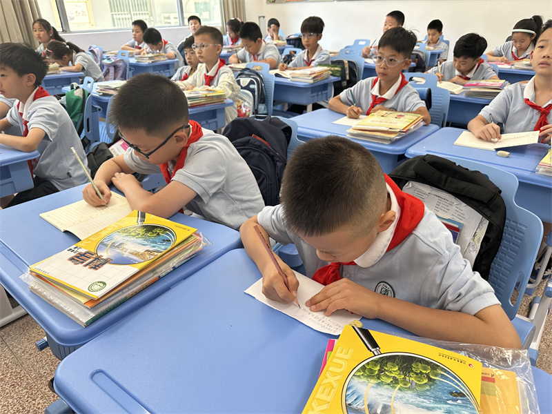 三年级学生仔细记录老师的要求.jpg
