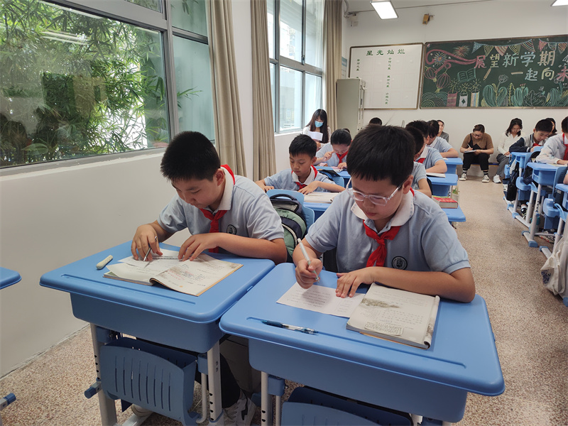 图5 学生认真思考拓展题.jpg