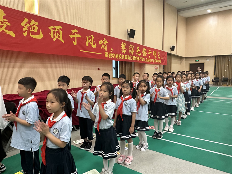 8   同学们热烈鼓掌.jpg