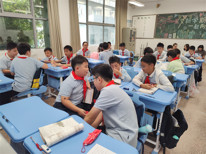 图6 学生热烈地讨论.jpg
