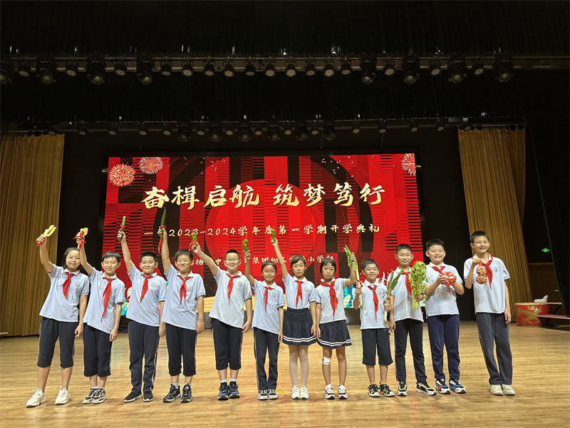 15  四至六年级获奖同学合影.jpg