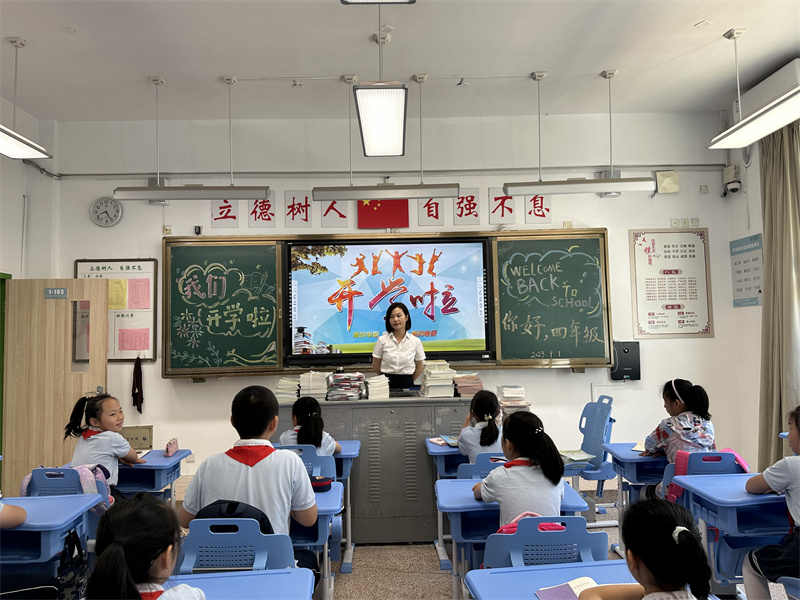 郑金平主任欢迎班级学生.jpg