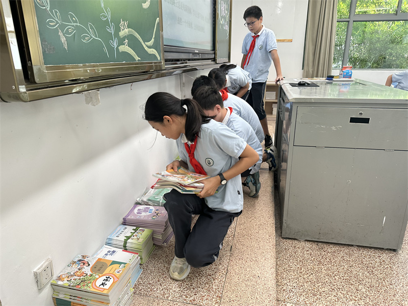六年级学生领取新书.jpg
