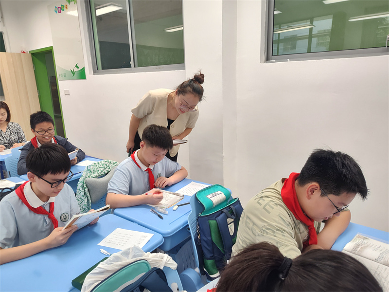 图4 王老师指导学生朗读.jpg