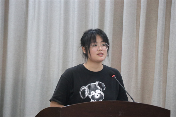 实习生代表谢安怡同学发言.jpg