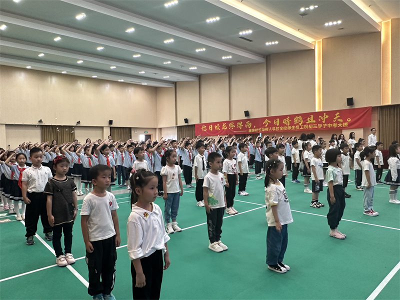 2   可爱的一年级新生.jpg