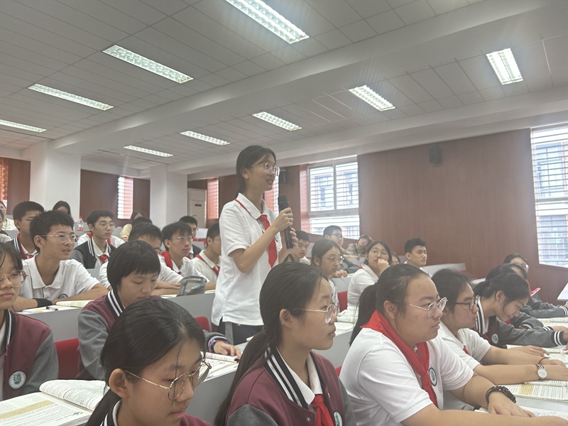 学生回答问题.JPG