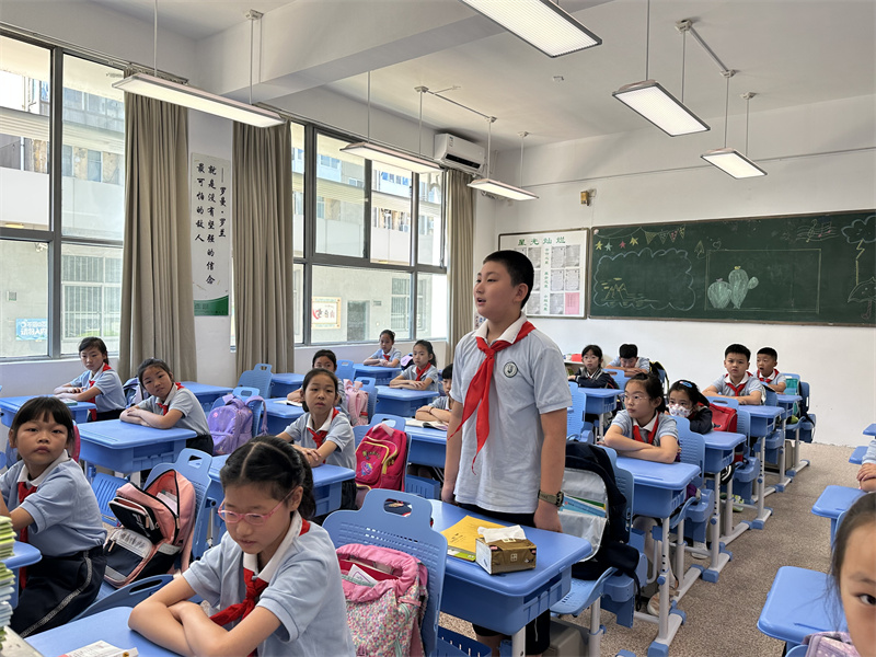 四年级学生畅谈暑假趣事.jpg