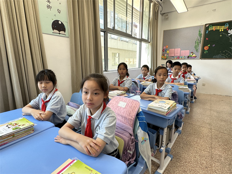 三年级学生坐姿端正.jpg