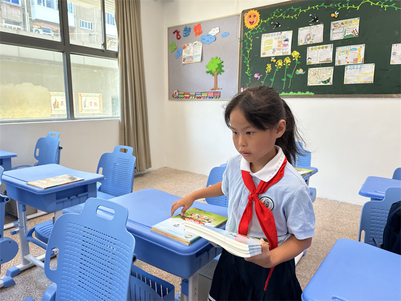 二年级学生发放新书.jpg