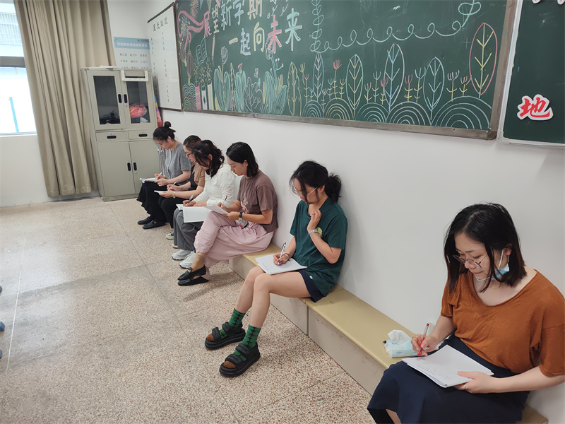 图7 老师们在认真听课.jpg