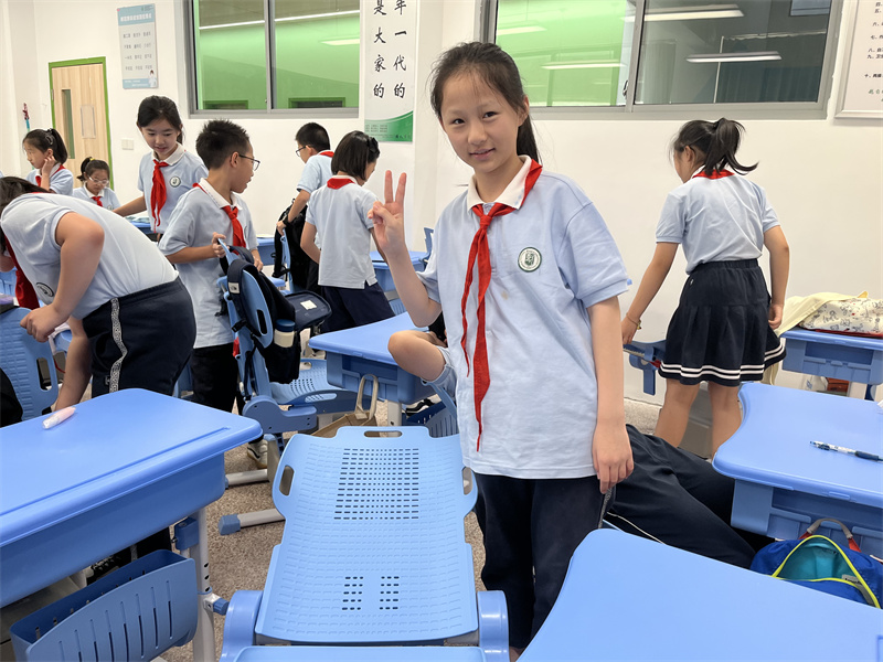 五年级学生打扫卫生.jpg