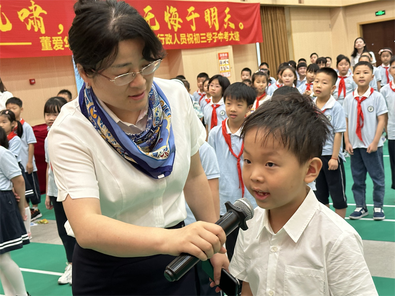 13   姜亚芹副校长和一年级新生现场抽取获奖名单.jpg