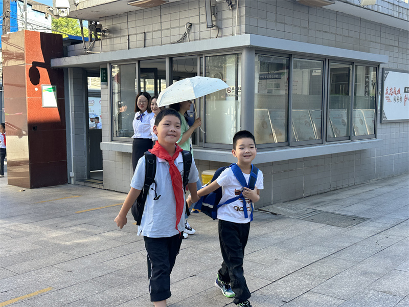 哥哥带领弟弟进入校园.jpg
