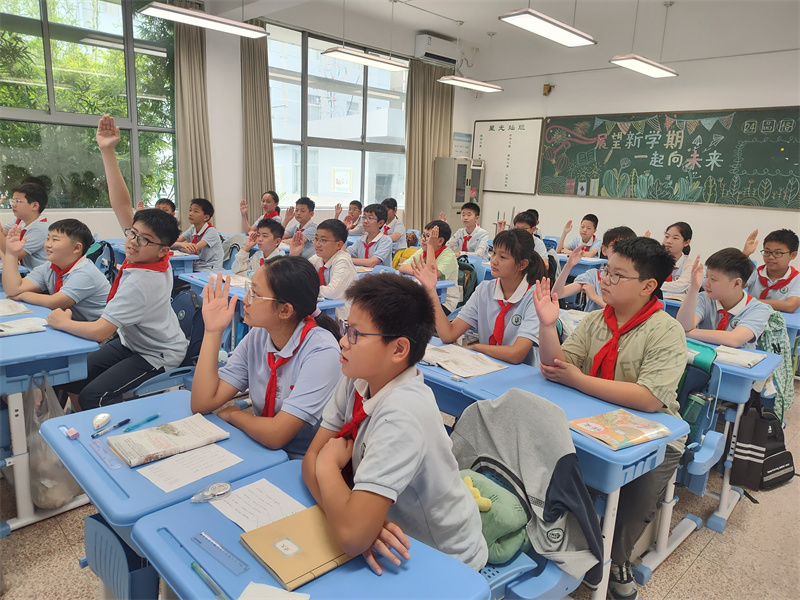 图2 学生积极举手回答问题.jpg