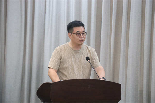 教务处副主任陈瑞飞发言.jpg