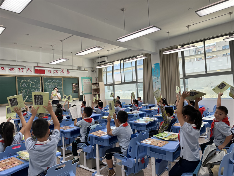 二年级学生核对新书.jpg
