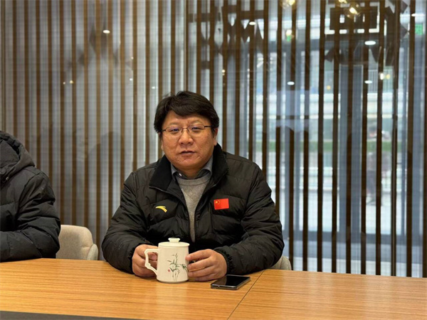 扬州市教科院中小学教研室体育教研员花亮主任指导工作.jpg