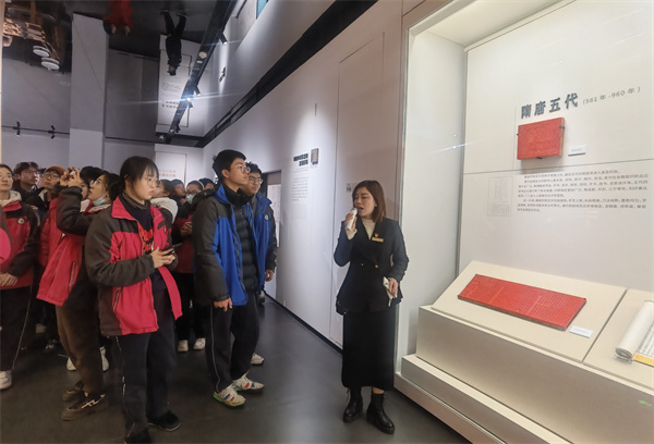 2 参观展馆1.jpg