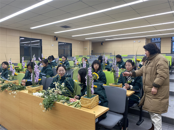 传统插花与现代花艺交融.jpg