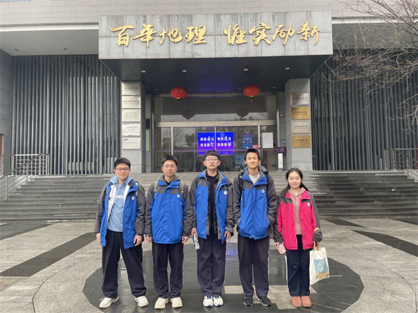 学生到达南京大学比赛现场.jpg