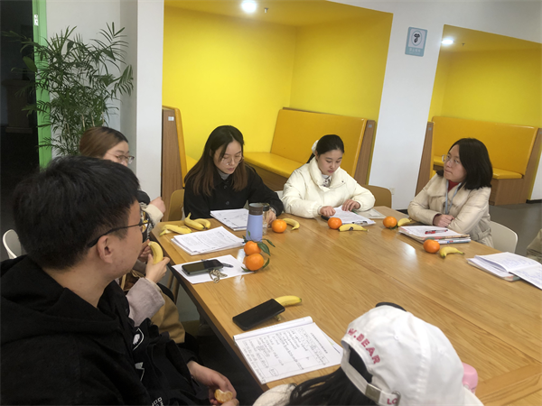 别毕卉老师、吴婧仪老师交流教学思路.png