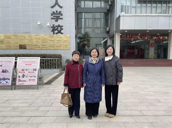班主任和陪餐家长合影.jpg