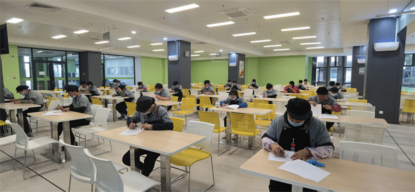 食堂工作人员认真答题.jpg