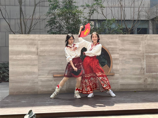 顾希悦、严诗韵舞蹈.png