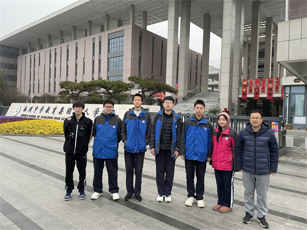 地理组教师与参赛学生.jpg