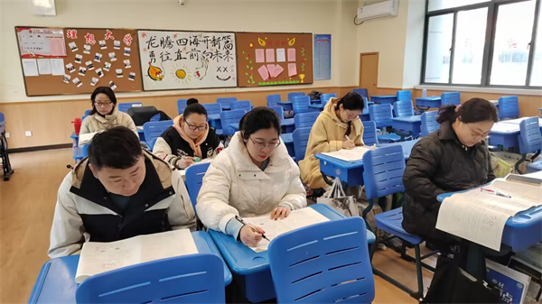 生物教研室集中教研现场.jpg