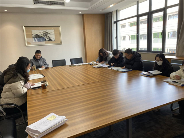 地理教研室集中教研现场.jpg