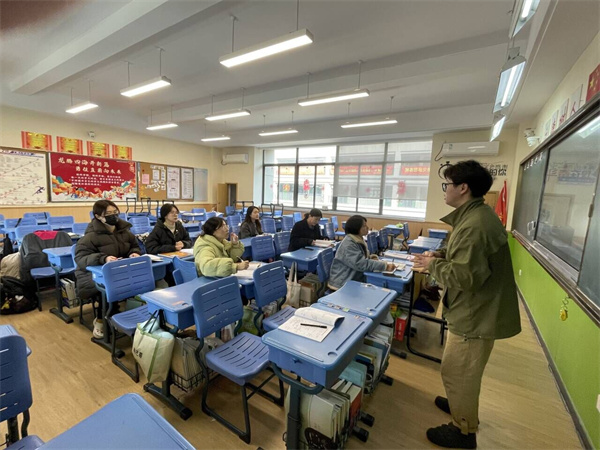 政治教研室集中教研现场.jpg