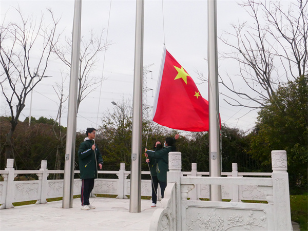 升旗手和护旗手.jpg