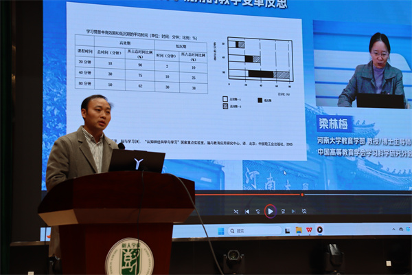 教务处副主任陶力越主持会议.jpg