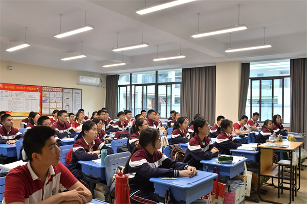 全体学生参加室内升旗1.jpg