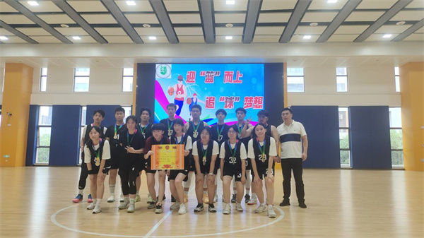 高二年级主任陈瑞飞为亚军班级颁奖.jpg