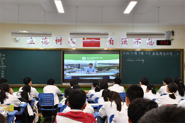 全体学生参加室内升旗2.jpg