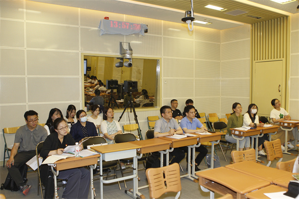 老师观摩学习.jpg