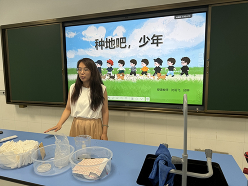 邱琳老师上课.jpg