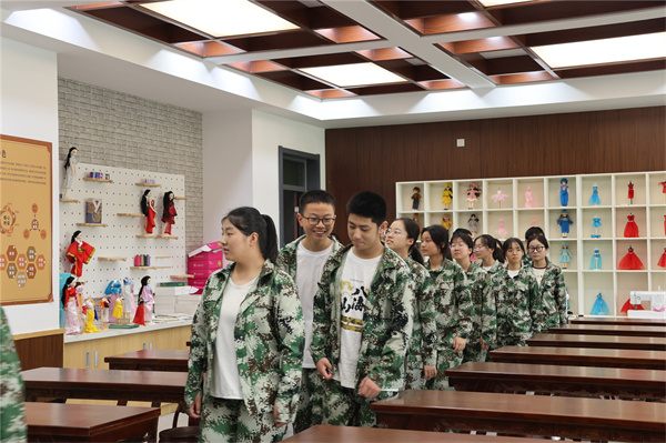 参观美术教室.jpg