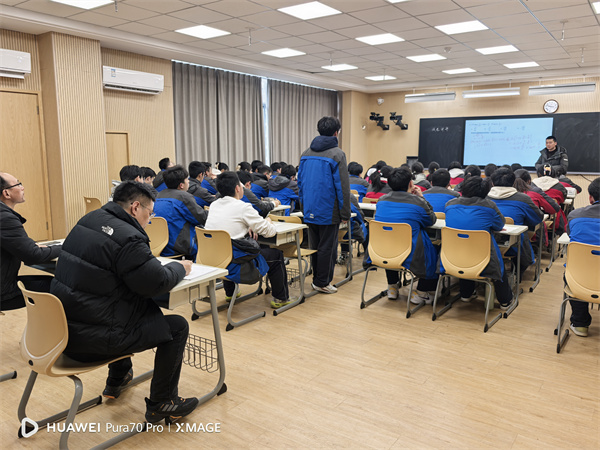 数学组颜俊老师课堂风采.jpg