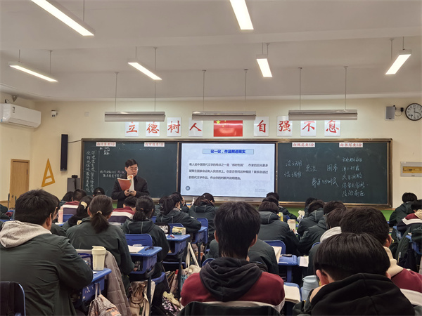 余红亮老师课堂风采.jpg