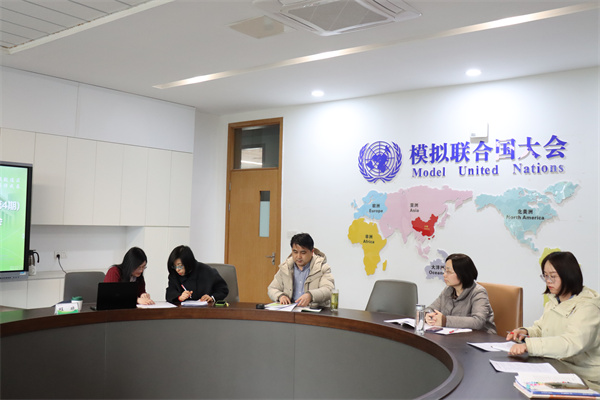高中英语组评课与论文研讨汇报会现场.jpg