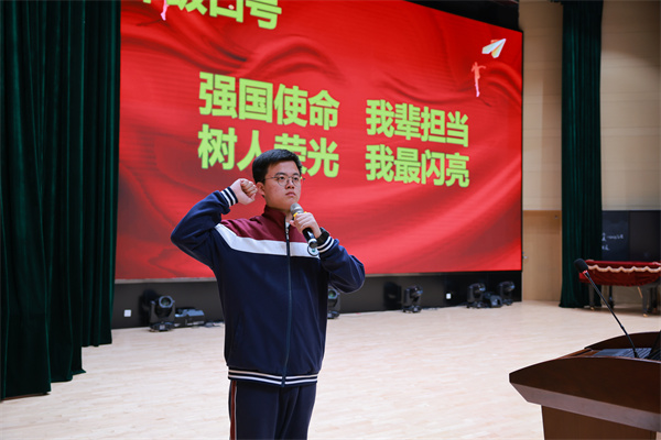 高一（4）班王梓豪同学领誓.jpg