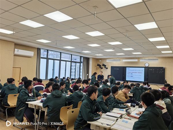 数学组顾福勇老师课堂风采.jpg