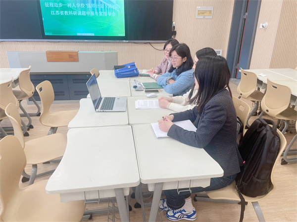英语组课题申报专家指导会.jpg