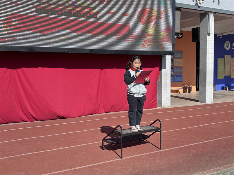 二年级陈汐葳同学主持升旗仪式.jpg